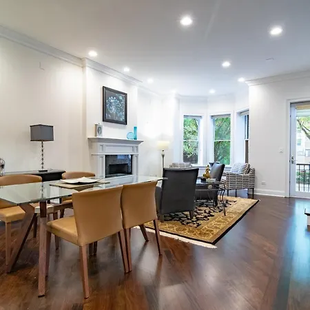 Luxurious Gold Coast Villa With Parking For Up To 12 Guests