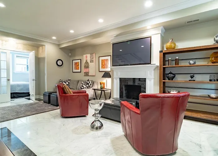 Villa Luxurious Gold Coast 4br 4-story With Parking Sleeps 12 Guests