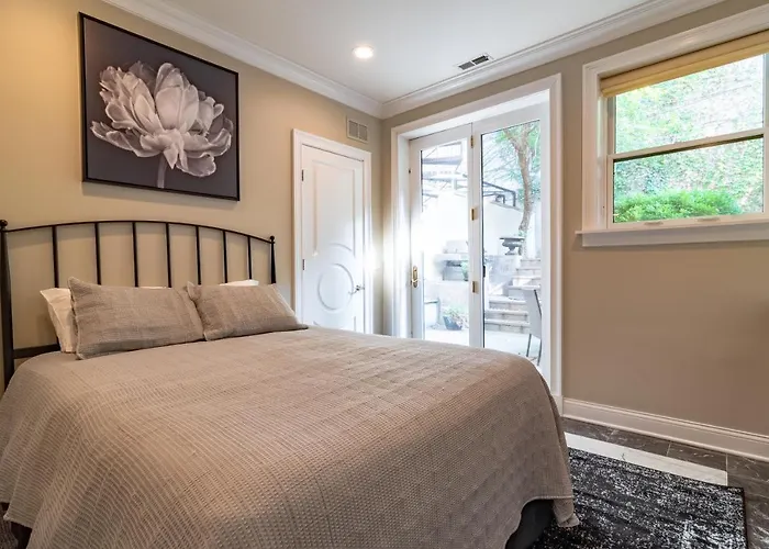 Luxurious Gold Coast 4br 4-story With Parking Sleeps 12 Guests