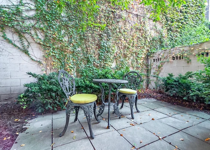Villa Luxurious Gold Coast 4br 4-story With Parking Sleeps 12 Guests
