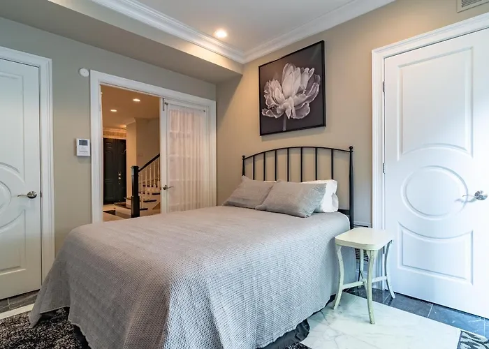 Luxurious Gold Coast 4br 4-story With Parking Sleeps 12 Guests *