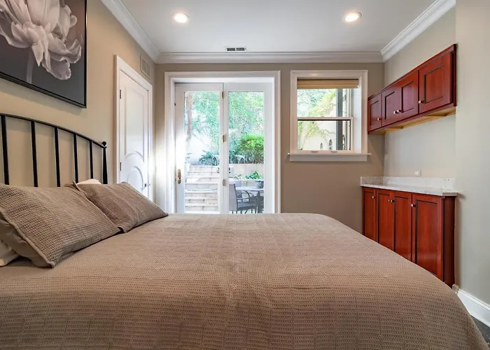 Luxurious Gold Coast 4br 4-story With Parking Sleeps 12 Guests Chicago
