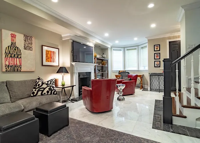 Villa Luxurious Gold Coast 4br 4-story With Parking Sleeps 12 Guests *