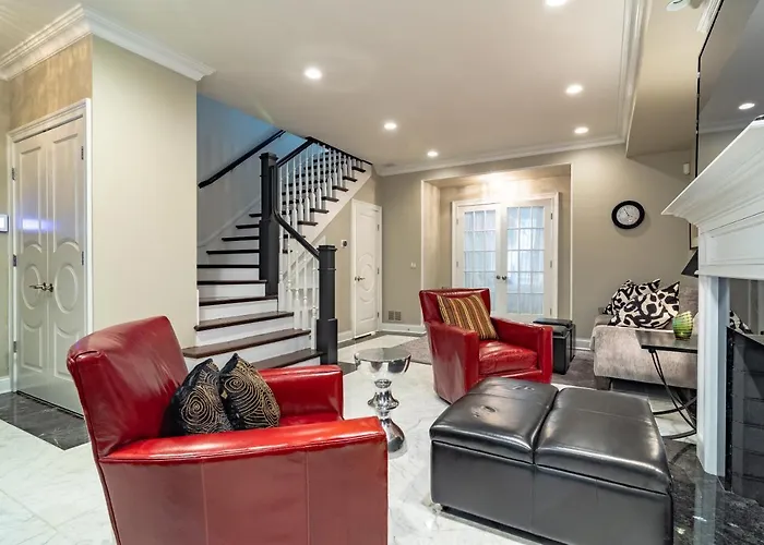 Villa Luxurious Gold Coast 4br 4-story With Parking Sleeps 12 Guests