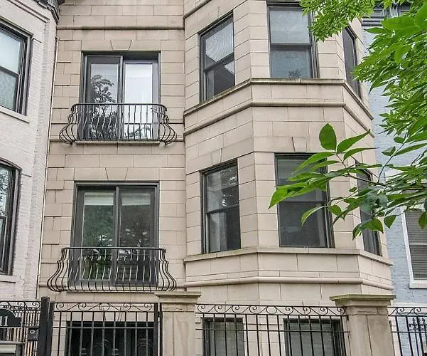 Villa Luxurious Gold Coast 4br 4-story With Parking Sleeps 12 Guests