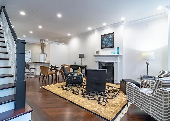 Villa Luxurious Gold Coast 4br 4-story With Parking Sleeps 12 Guests