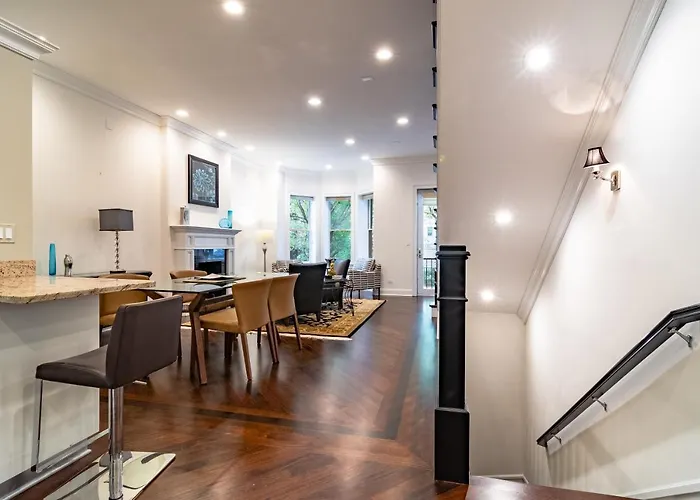 Villa Luxurious Gold Coast 4br 4-story With Parking Sleeps 12 Guests *