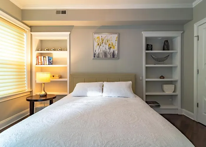 Villa Luxurious Gold Coast 4br 4-story With Parking Sleeps 12 Guests Chicago