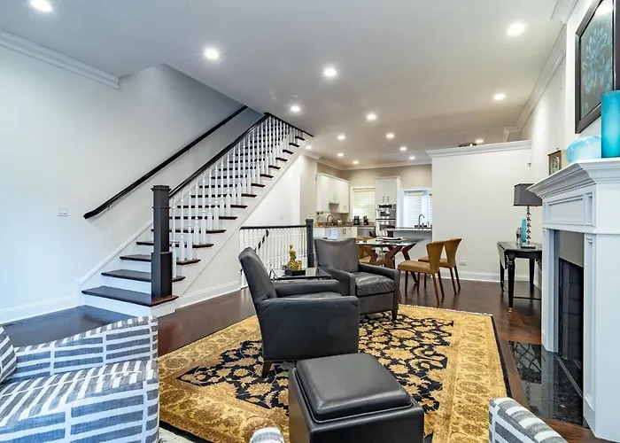 Luxurious Gold Coast 4br 4-story With Parking Sleeps 12 Guests Villa