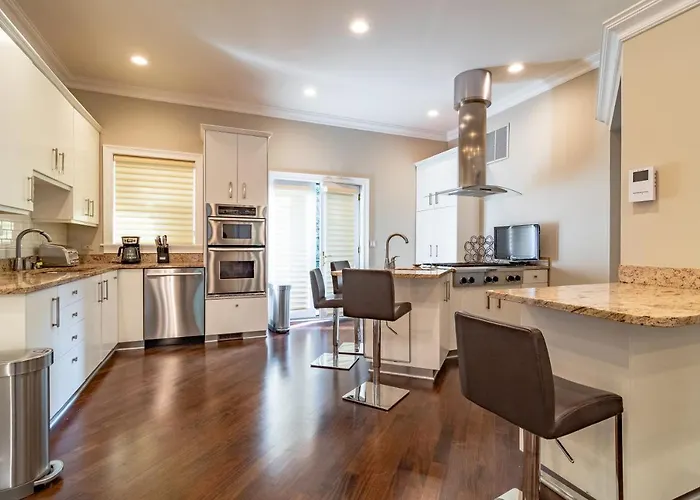 Villa Luxurious Gold Coast 4br 4-story With Parking Sleeps 12 Guests Chicago