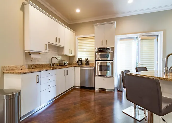 Villa Luxurious Gold Coast 4br 4-story With Parking Sleeps 12 Guests *