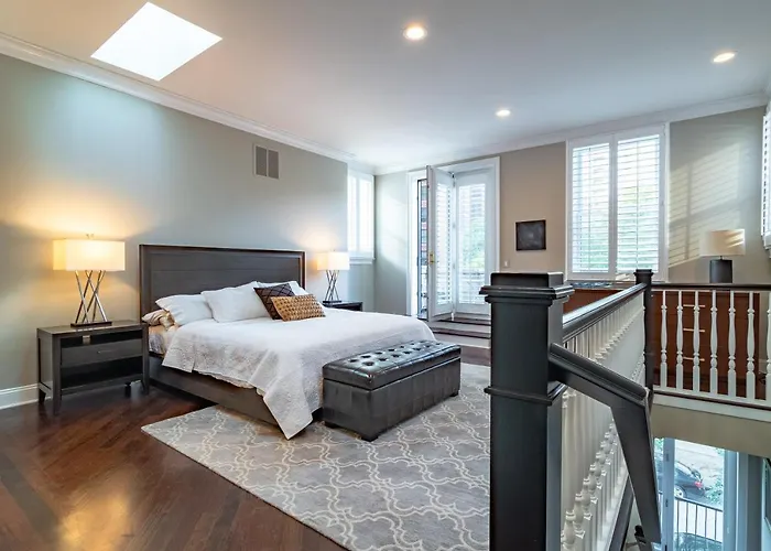 Villa Luxurious Gold Coast 4br 4-story With Parking Sleeps 12 Guests *