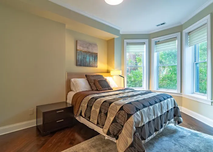 Luxurious Gold Coast 4br 4-story With Parking Sleeps 12 Guests Villa