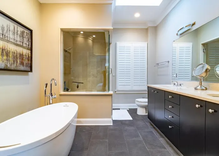 Villa Luxurious Gold Coast 4br 4-story With Parking Sleeps 12 Guests *