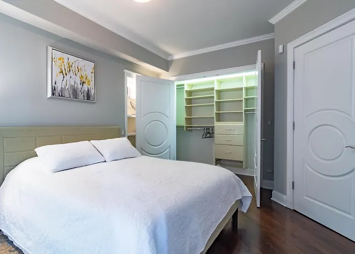 Villa Luxurious Gold Coast 4br 4-story With Parking Sleeps 12 Guests *