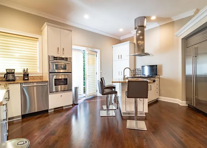 Luxurious Gold Coast 4br 4-story With Parking Sleeps 12 Guests * Chicago