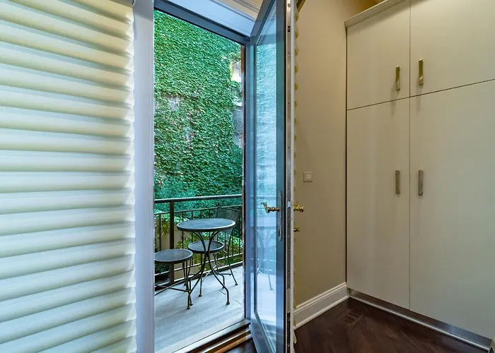 Villa Luxurious Gold Coast 4br 4-story With Parking Sleeps 12 Guests *