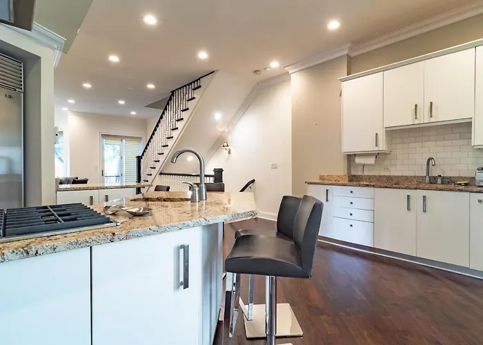 Villa Luxurious Gold Coast 4br 4-story With Parking Sleeps 12 Guests *