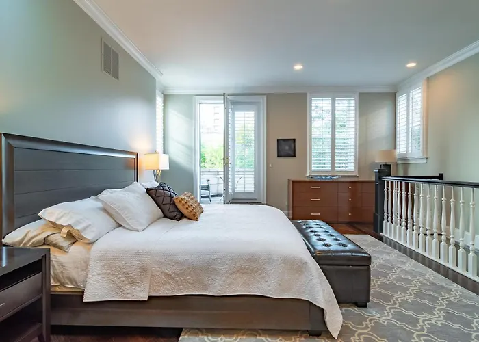 Luxurious Gold Coast 4br 4-story With Parking Sleeps 12 Guests * Chicago