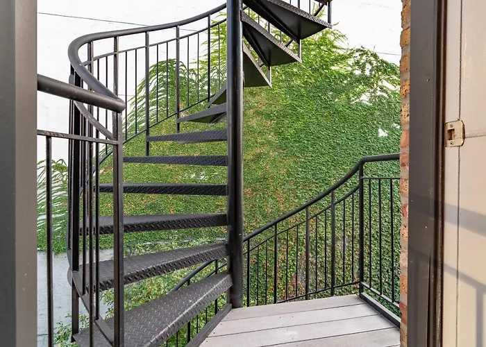 Luxurious Gold Coast 4br 4-story With Parking Sleeps 12 Guests Chicago