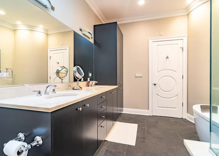 Villa Luxurious Gold Coast 4br 4-story With Parking Sleeps 12 Guests Chicago