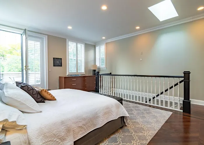 Villa Luxurious Gold Coast 4br 4-story With Parking Sleeps 12 Guests