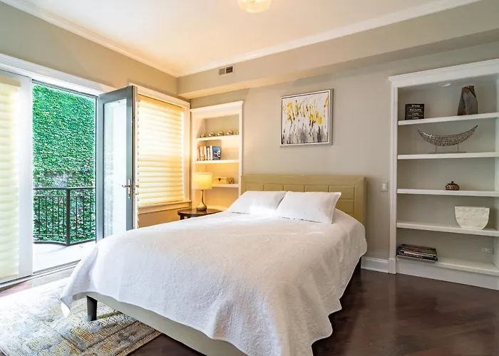 Luxurious Gold Coast 4br 4-story With Parking Sleeps 12 Guests Chicago