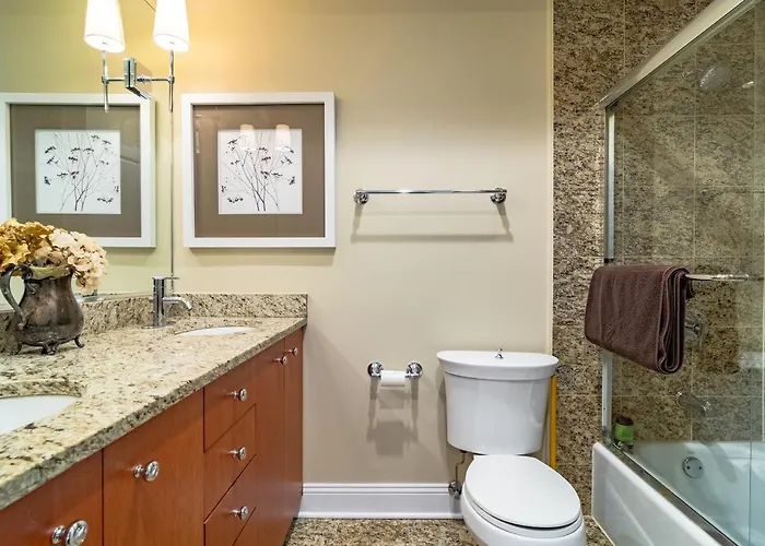Villa Luxurious Gold Coast 4br 4-story With Parking Sleeps 12 Guests *